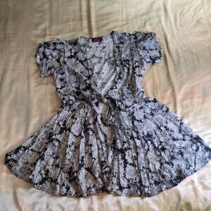 Urban Outfitters Motel Wrap Dress Medium Floral Blk Wht Short Slv Feminine Charm
